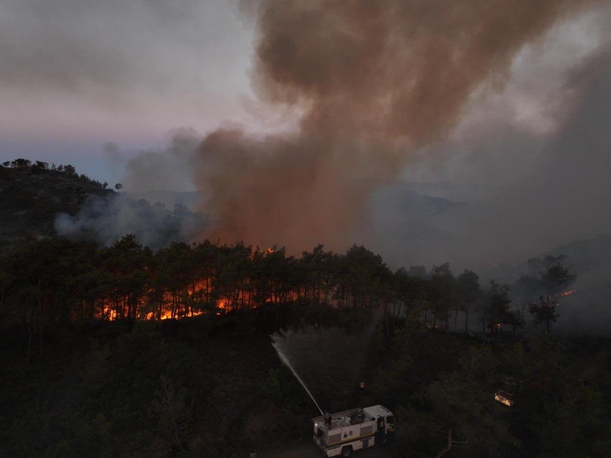 تلبيةً لنداء الواجب، ستتوجّه فرق الإطفاء والطوارئ من حلب إلى محافظة اللاذقية للمشاركة في إخماد الحرائق هناك، في موقف يعكس روح التضامن والمسؤولية الوطنية.

وقد تم الإبقاء على فرق احتياطية في المحافظة  لضمان الجاهزية الكاملة لأي طارئ داخل حلب.