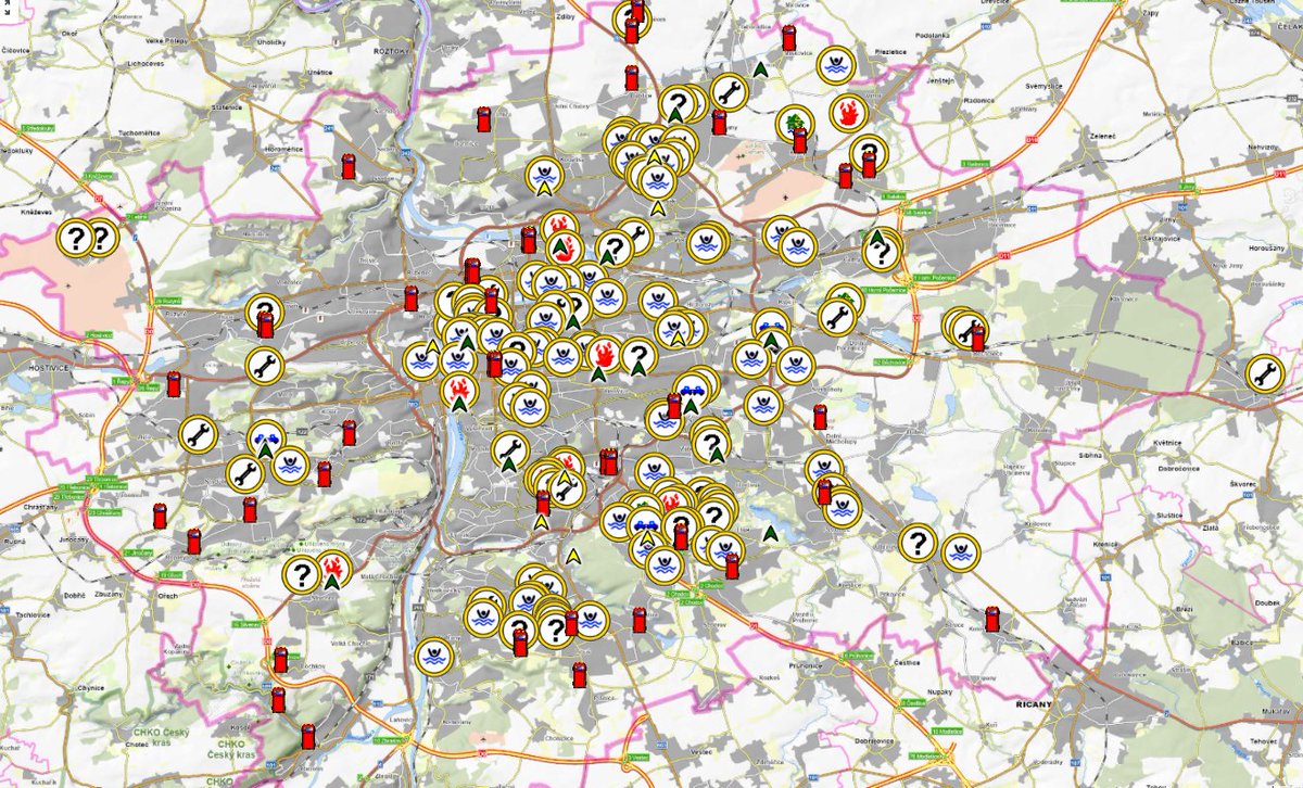 HasiciPraha's tweet photo. Ve 12 hodin zasáhl hlavní město Prahu výpadek elektrické energie. Pražští profesionální i dobrovolní hasiči řešili přes 100 událostí spojených s tímto výpadkem proudu. Jednalo se většinou o vyproštění osob z výtahů. Zaznamenali jsme několik případů nahlášených požárů, všechny tyto případy byly prověřeny a ani v jednom se požár nepotvrdil. Jednalo se o výfukový kouř startujících záložních agregátů.
