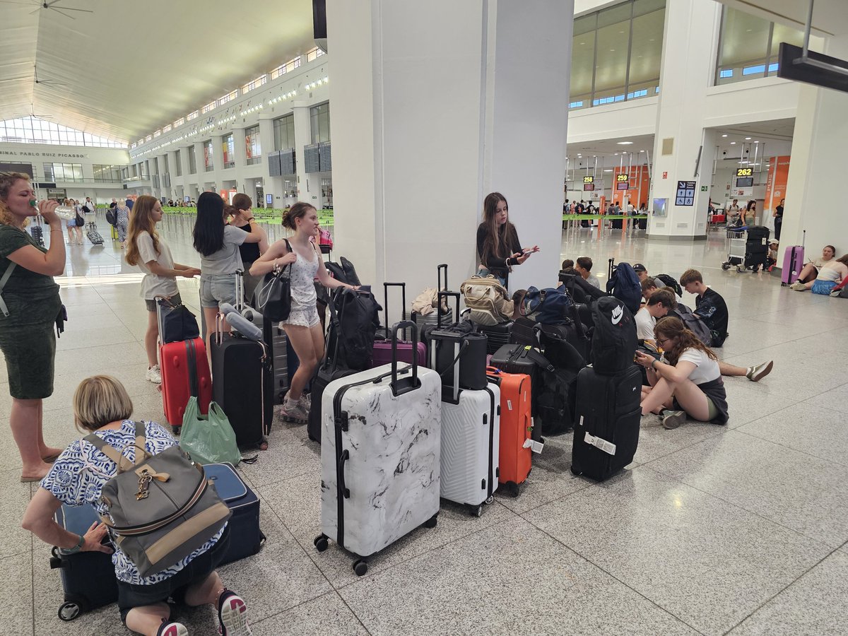 This is rare on a school trip... at the airport too early to check in! These guys are just so efficient ✅️ Flight is on time for now, we will keep updating here for our return home
