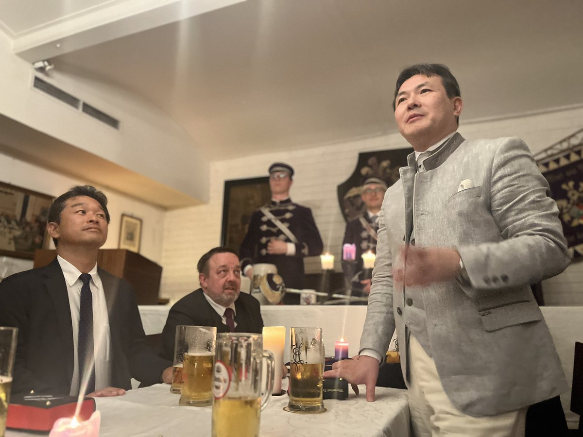JapanMissionVie's tweet image. 菊地公使参事官がフラタニティ「ウィーンHellas」学期末式典“Kneipe”に出席。
彼らはfencingで精神を磨き、決闘起源の“Mensur”は、克己心と相互尊重を育む荘厳な儀式。彼らの精神に敬意を込めて、若き日本外交官が剣道を披露。日本の“剣”が、ウィーンの伝統と静かに交わった夜⚔️