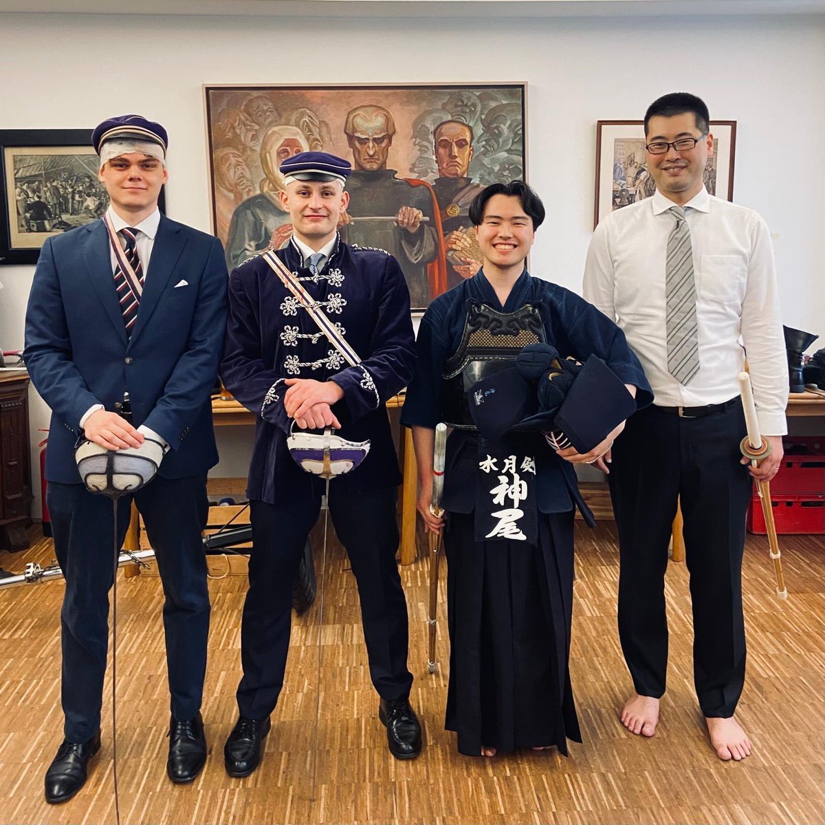 JapanMissionVie's tweet image. 菊地公使参事官がフラタニティ「ウィーンHellas」学期末式典“Kneipe”に出席。
彼らはfencingで精神を磨き、決闘起源の“Mensur”は、克己心と相互尊重を育む荘厳な儀式。彼らの精神に敬意を込めて、若き日本外交官が剣道を披露。日本の“剣”が、ウィーンの伝統と静かに交わった夜⚔️
