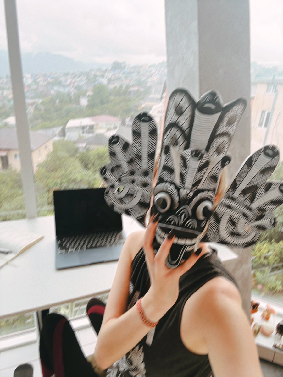 Пора идти трогать траву 
или бить палкой крапиву, 
но на улице идет дождь 👹