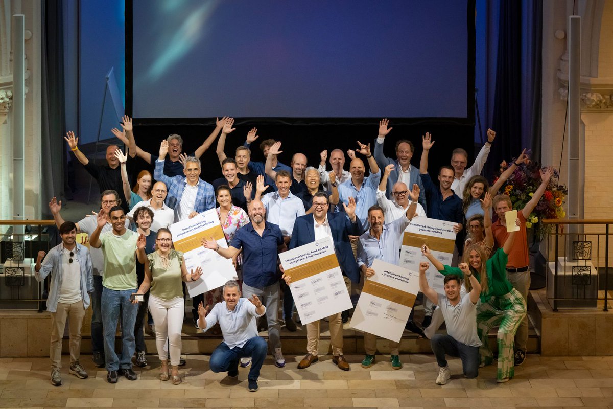🚀 Belangrijke mijlpaal voor #DenBosch en regio! Op 2 juli ondertekenden we 4 intentieverklaringen om samen te bouwen aan:
1️⃣ Een circulaire economie
2️⃣ Betere ondernemerssupport
3️⃣ Gezondere voeding met data
4️⃣ Slimmer datagebruik in het MKB
Meer info: linkedin.com/feed/update/ur…
