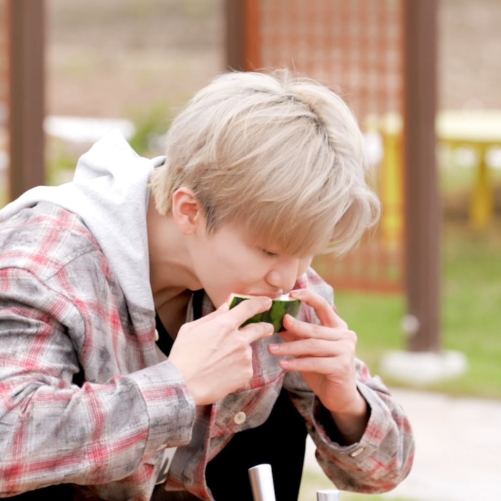fallinkmm's tweet photo. ♡︎ ∩∩
　(｡･ ･)
　OuuO 🍉♡︎ https://t.co/VbR4KHVjZr