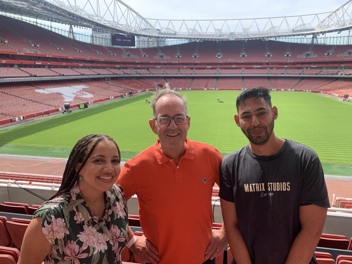 An #NUFC fan between two Gooners!  Today’s book event was at ⁦<a href="/Arsenal/">Arsenal</a>’s⁩ breathtaking Emirates stadium with the wonderful ⁦<a href="/alexsheppard/">Alexandra Sheppard</a>⁩ and ⁦<a href="/NateLessore/">Nathanael Lessore</a>⁩ - and a load of very enthusiastic Islington children! 😎