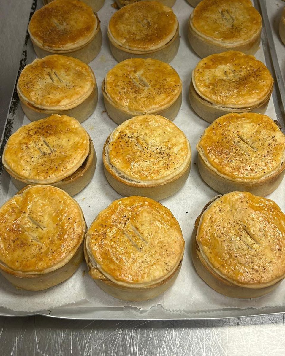 Weekend special number 2 😊

Homemade steak, black pudding and peppercorn sauce pies. Rich slow cooked shoulder steak, Charles’ McLeod Stornoaway black pudding in our own peppercorn sauce, baked with a puff pastry topping. 

£5 from Dyce 🙌