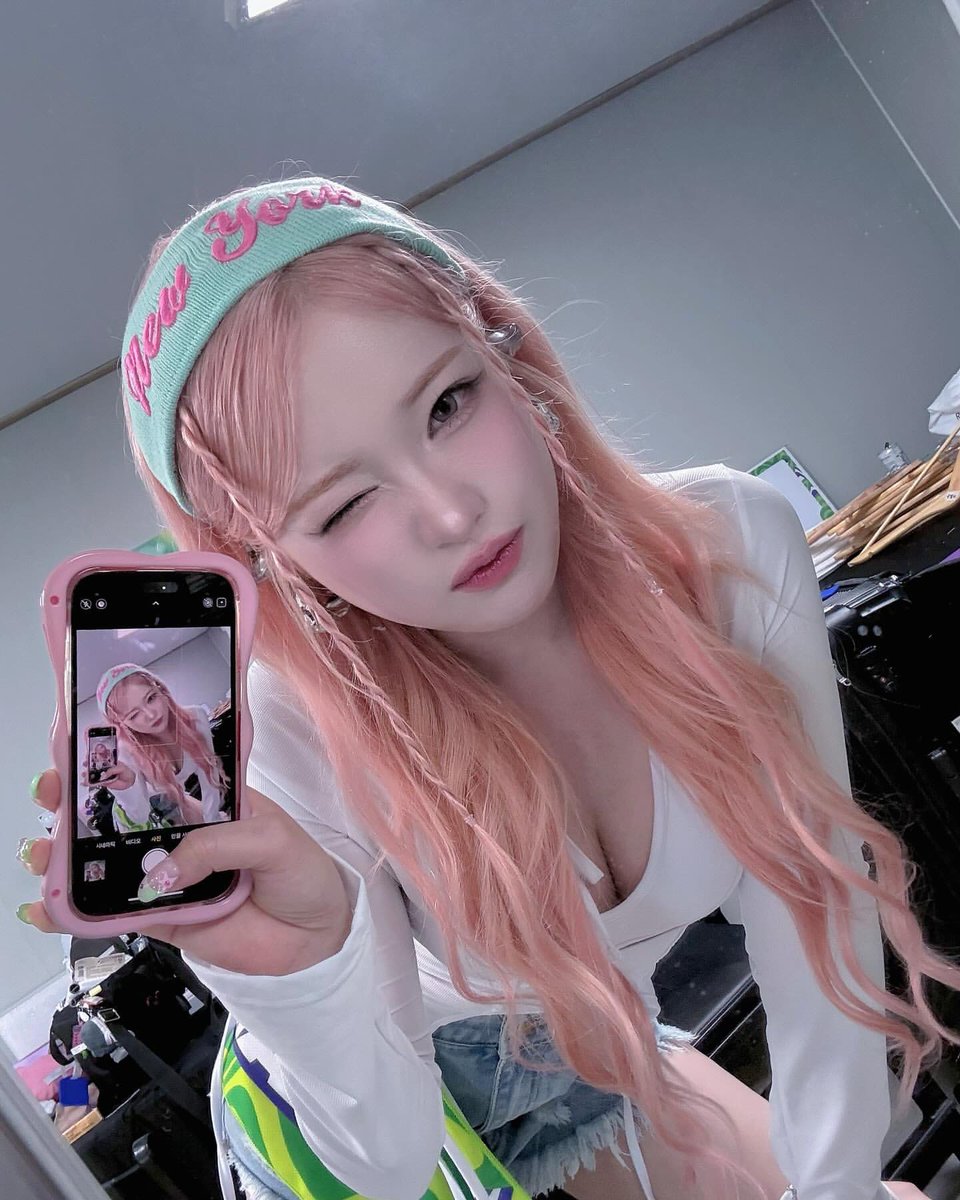 vinylsua's tweet photo. icb we actually got pink haired haram back... this feels like a fever dream https://t.co/iFoktb4bcg