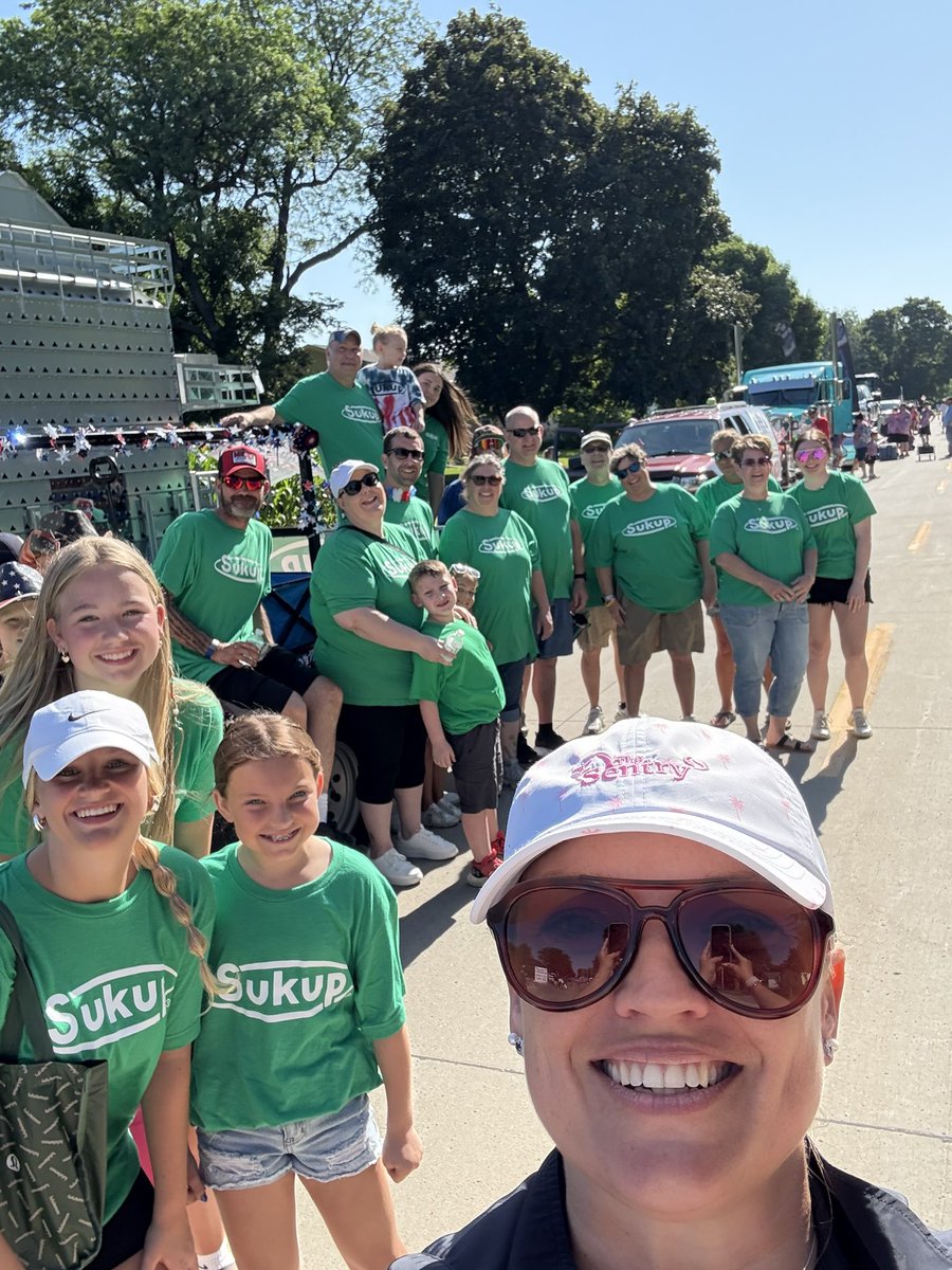 elschmitt3g's tweet photo. The @SukupMfg float is ready to go! 

This group built a new location in @VisitClearLake &amp; in 1st year produced 3x than planned! 🙌🏽 🏆 👏🏼 

🇺🇸 

#TeamSukup

The #SukupStandards:

#Care4Others 🫶🏼
#MakeItHappen 💪🏼
#PutYourNameOnIt! ✍🏼 https://t.co/flTOKb99Kg