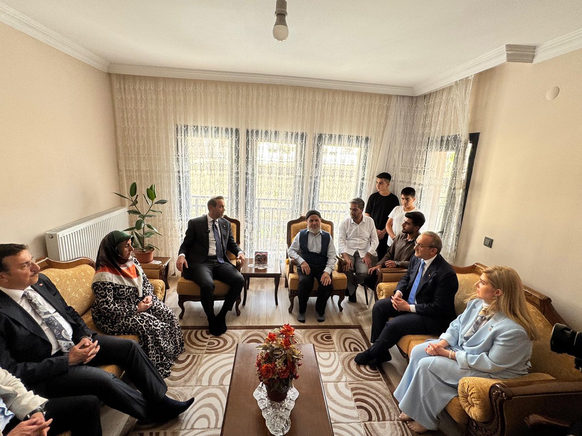 📍Battalgazi / Çamurlu Mahallesi

📌Depremin ardından TOKİ eliyle inşa edilen yaşam alanlarımızdan biri olan Çamurlu Mahallemizde, Sayın Bakanımız Alparslan Bayraktar ile birlikte Zafer amcamızın evine misafir olduk, hayır duasına talip olduk. Bu toprakların insanı güçlüdür,