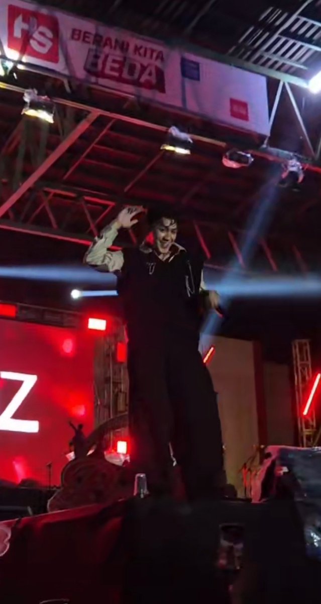 mooradpiii's tweet photo. anjrittt kesireeepp bangun bangun udah closingg diaaa😭 ya Allah semogaa lgsung banyaakk fancam bertaburan di fypkuuu!!!

#KenrizAtHUTBengkuluUtara https://t.co/HjZxwjJxuK