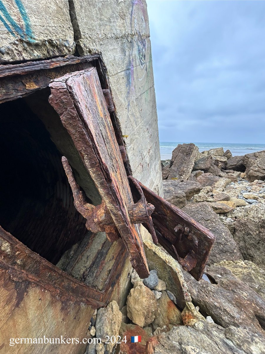 germanbunkers's tweet image. In the small seaside town of Wimereux the Germans built Stp 211 Ibis. It was home to the Kriegsmarine M.A.A. 240. Fallen from the cliffs over recent years one of two 612 bunkers as featured here along with the Beobachtung/Observation bunker #WW2