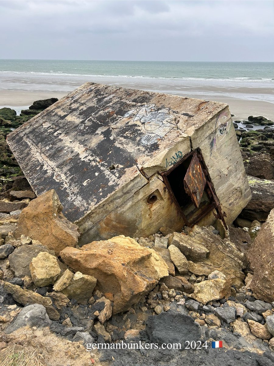 germanbunkers's tweet image. In the small seaside town of Wimereux the Germans built Stp 211 Ibis. It was home to the Kriegsmarine M.A.A. 240. Fallen from the cliffs over recent years one of two 612 bunkers as featured here along with the Beobachtung/Observation bunker #WW2