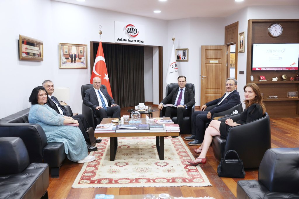 ATOkurumsal's tweet photo. Ankara Ticaret Odası Yönetim Kurulu Başkanı @GurselBaran, ATO'nun 59 No'lu Kültür ve Sanat Etkinlikleri Meslek Komitesi Üyesi Zeki Erdoğan, MSI Dergi Genel Yayın Yönetmeni Ümit Bayraktar, Proje ve İş Geliştirme Koordinatörü Özay Ölmez ve İş Geliştirme ve Yayın Koordinatörü Tuba Yüksel’i konuk etti.

@ZekiERDOGAN06