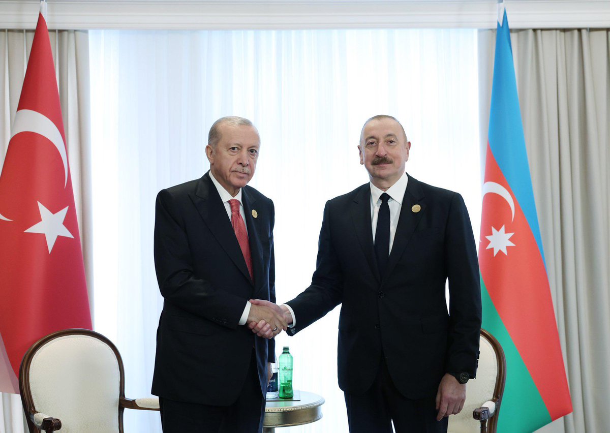 Cumhurbaşkanımız Sayın Recep Tayyip Erdoğan, Ekonomik İşbirliği Teşkilatı Zirvesi için bulunduğu Azerbaycan’da Azerbaycan Cumhurbaşkanı İlham Aliyev ile bir görüşme gerçekleştirdi.

Görüşmede Türkiye ile Azerbaycan ikili ilişkileri, bölgesel ve küresel konular ele alındı.
