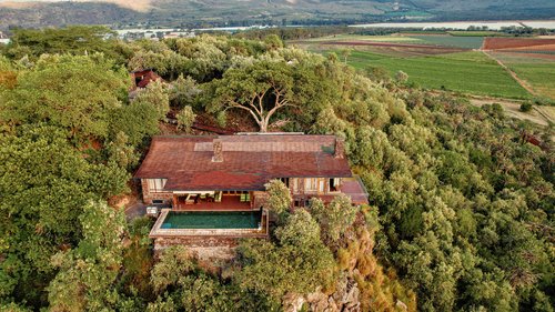 PerfectSafariz's tweet photo. Rubi Ranch Moi North Lake Naivasha, officially open for bookings! Enjoy spectacular views, private heated infinity pool, epic sundowners, farm tours and horse riding during your stay. Sleeps up to 8 .Pay 2 nights and stay for 3 Mondays-Thusdays!