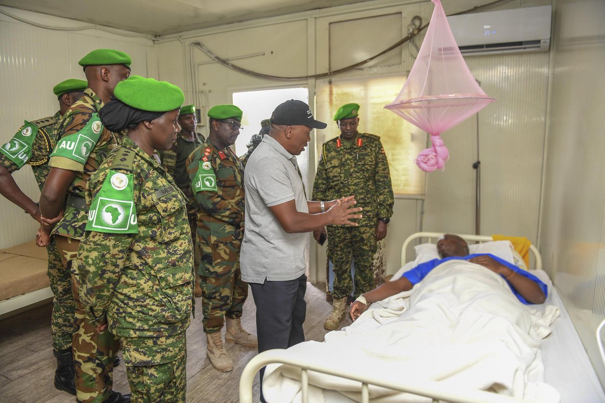 aussom_'s tweet image. Today in #Mogadishu, AUSSOM Deputy Force Commander for Support and Logistics, Maj. Gen. Peter Kimani Muteti visited #UPDF personnel receiving treatment at Level 2 Hospital following Wednesday’s helicopter crash at Aden Abdulle International Airport.
Gen. Muteti praised the…