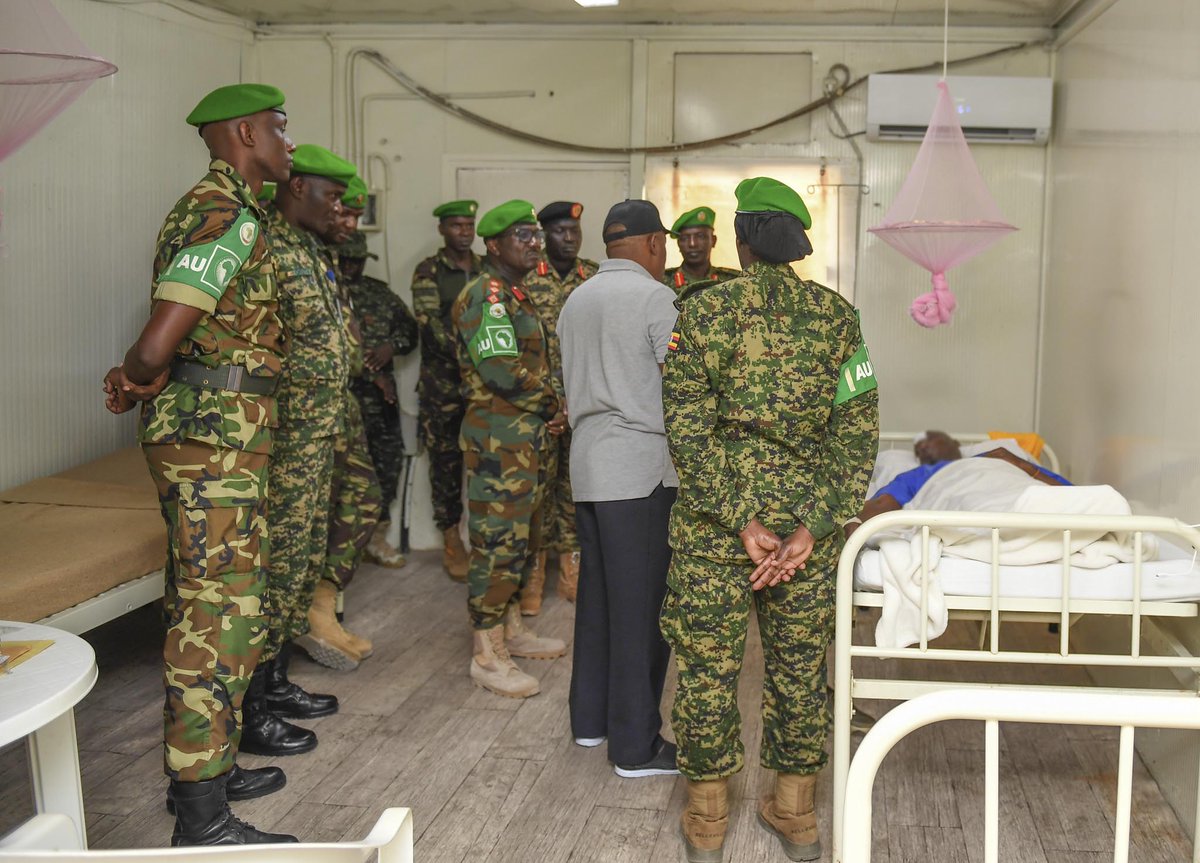 aussom_'s tweet image. Today in #Mogadishu, AUSSOM Deputy Force Commander for Support and Logistics, Maj. Gen. Peter Kimani Muteti visited #UPDF personnel receiving treatment at Level 2 Hospital following Wednesday’s helicopter crash at Aden Abdulle International Airport.
Gen. Muteti praised the…