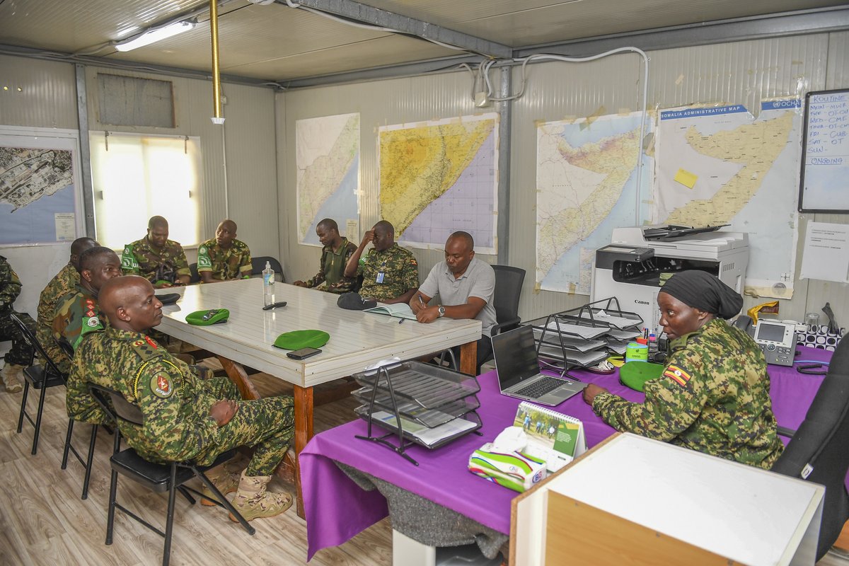 aussom_'s tweet image. Today in #Mogadishu, AUSSOM Deputy Force Commander for Support and Logistics, Maj. Gen. Peter Kimani Muteti visited #UPDF personnel receiving treatment at Level 2 Hospital following Wednesday’s helicopter crash at Aden Abdulle International Airport.
Gen. Muteti praised the…