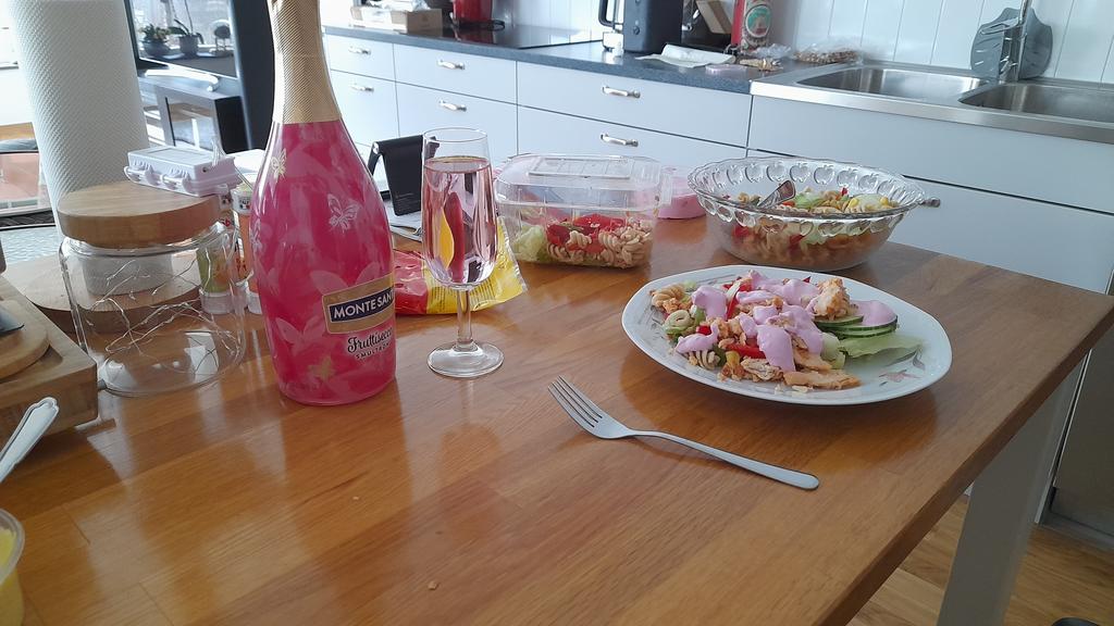 SwedishGamester's tweet image. #DinnerIsServed: a big #ChickenSalad with #CurryDressing, and a glass of #SparklingFruitWine! And a raspberry/white chocolate #IceCreamBoat for dessert! 😋