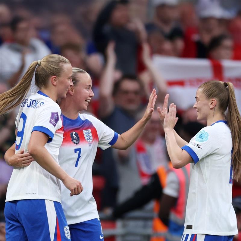 Heute geht’s los: England 🏴󠁧󠁢󠁥󠁮󠁧󠁿vs. Frankreich 🇫🇷 bei der #WEURO2025! Wir stehen hinter unseren #Lionesses – mit Stolz, Leidenschaft und voller Energie! 💪⚽
Wir glauben an euch! 🦁📍 Zürich 🕘 5. Juli, 21:00 Uhr