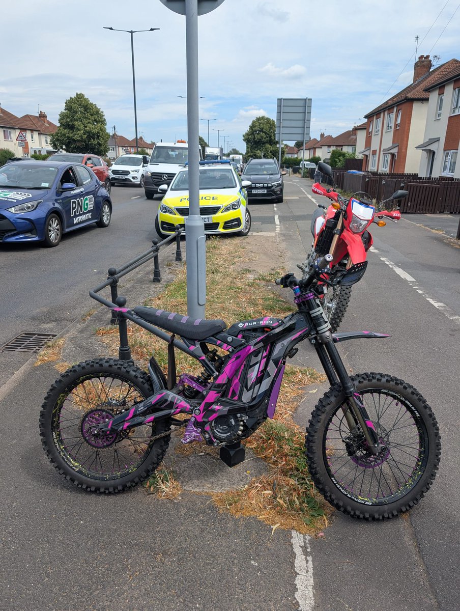 DerbysRPUBikers's tweet image. #Derby.  FTS pursuit with Sur-Ron.
Rider drops bike and runs.
Don't worry, we've got your bag you left behind, with bank card, phones and 2 big bags of drugs if you want to come collect them anytime.  We now know who you are. 
Rider already identified &amp;amp; arrest incoming.
#opsbikes