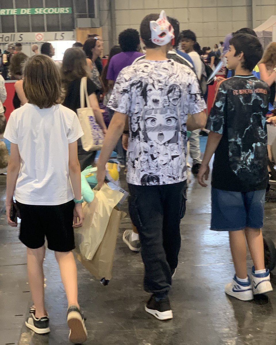 creamsoda_float's tweet photo. フランスでも何故か海外の人に一定の人気があるTシャツ
#JapanExpoParis https://t.co/LlUmz5Woh8