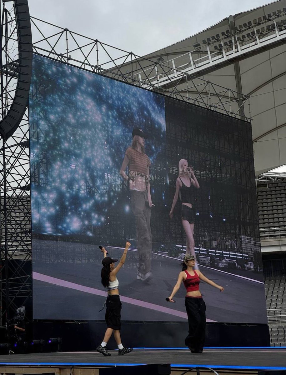 รูปรวมแบล็คพิ้ง 4 คนค่ะ