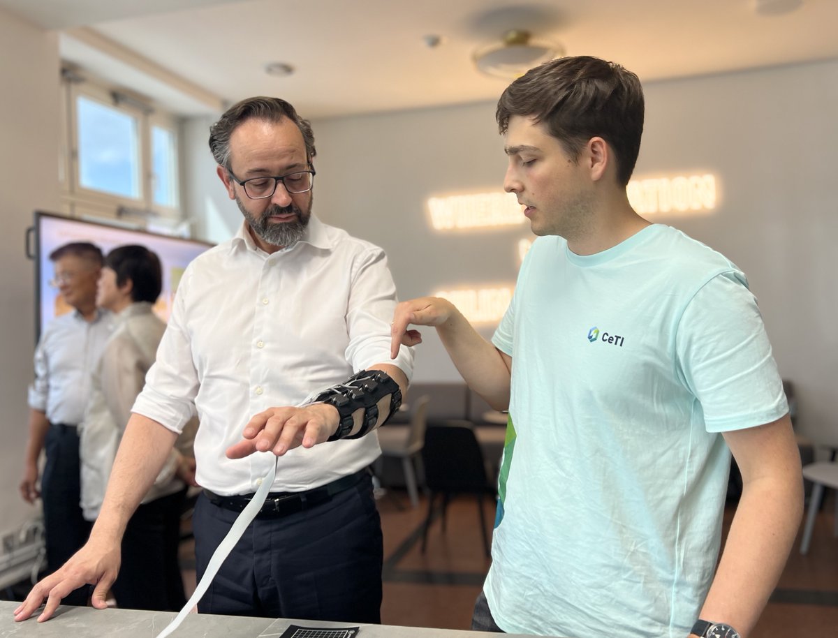 TactileInternet's tweet image. Today at CeTIBAR we welcomed Lora Ho (TSMC), Minister Sebastian Gemkow and Christian Koitzsch (ESMC)! 🦾They discovered CeTI's projects, hi-tech demonstrators and visited the @launchub42 incubator💡
@tudresden_de @dfg_public
#TUdresden #CeTI #Innovation #Startups