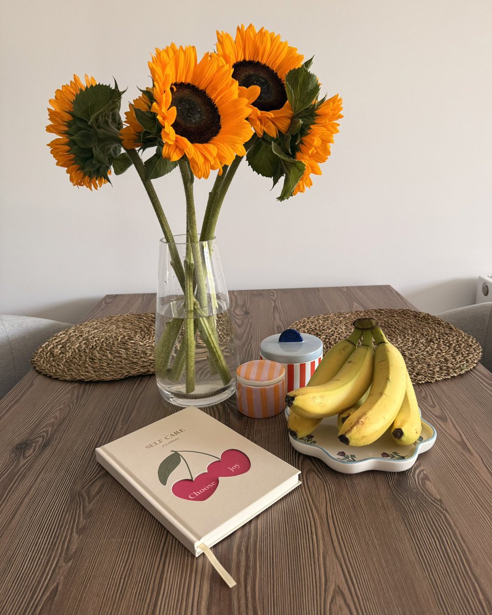 New day, new flowers, new notebook.

3+ years building a presence through thoughtful posts.

Then i started farming.. and the algo killed me

Now i’m in X and Kaito jail with no yaps and no mindshare gain in the past 8 days.

Farming has taught me more about content audience fit