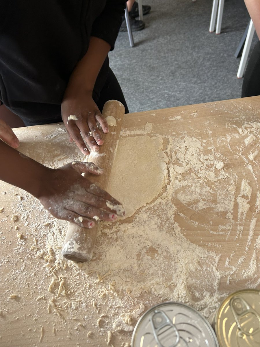 Year4SDLA's tweet image. Very busy day in Y4, we’ve made pizza 🍕 and played spike ball! 

@ExceedLP @SDLPrimary