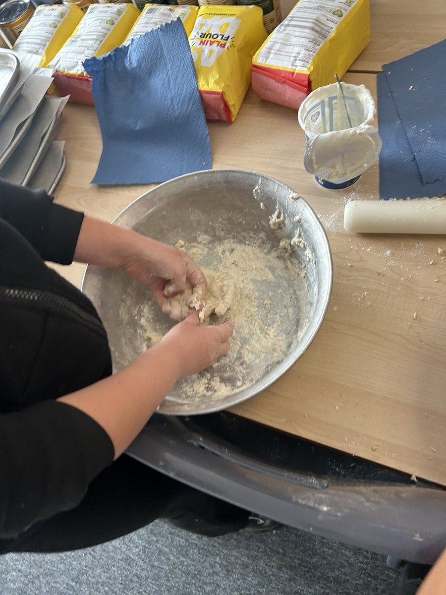 Year4SDLA's tweet image. Very busy day in Y4, we’ve made pizza 🍕 and played spike ball! 

@ExceedLP @SDLPrimary
