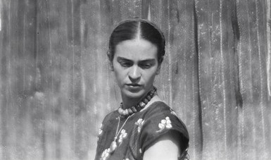 ConsulMexTeu's tweet image. 🎨✨ Este 6 de julio celebramos el natalicio de Frida Kahlo (1907), emblema del arte mexicano, la resistencia y la libertad. Su vida y obra siguen inspirando al mundo con fuerza, color y autenticidad
🇲🇽 ¡Frida vive en cada trazo, en cada causa, en cada corazón! 💙🌺 #FridaKahlo