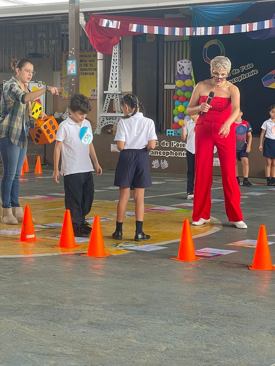 🎊🇫🇷 <a href="/FranceCR/">France au Costa Rica</a> estuvo el 02/07 en la Escuela Primaria Pública José Ramón Hernández Badilla (Heredia), para las celebraciones en torno al idioma francés. Los  alumnos y sus profesores, presentaron un "Jeu  de l'Oie" gigante, en un formato interactivo sobre la cultura y el idioma.