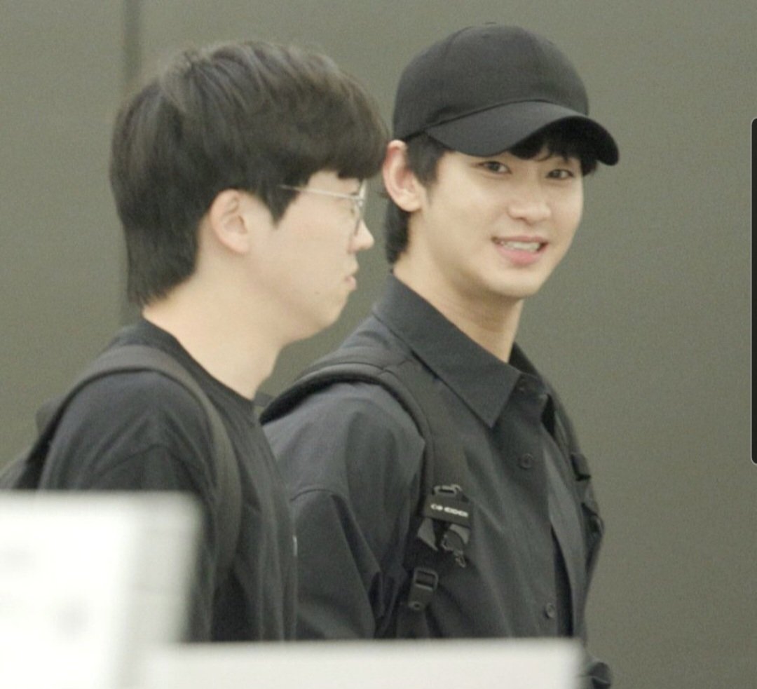 매니저님이 올린 글을 봤어
감사합니다. 감사합니다..
처음엔 이 말이 무슨 뜻인가 싶어서
심장이 덜컥 내려앉았어
그동안 너무 안 좋은 일들만 생기니깐
괜히 겁부터 나는 게 익숙해졌나 봐
그런데 가만히 생각해 보니깐
매니저님이 우리들한테 하는 말 같아서
아니, 사실은..
아직은 세상에 나올 수