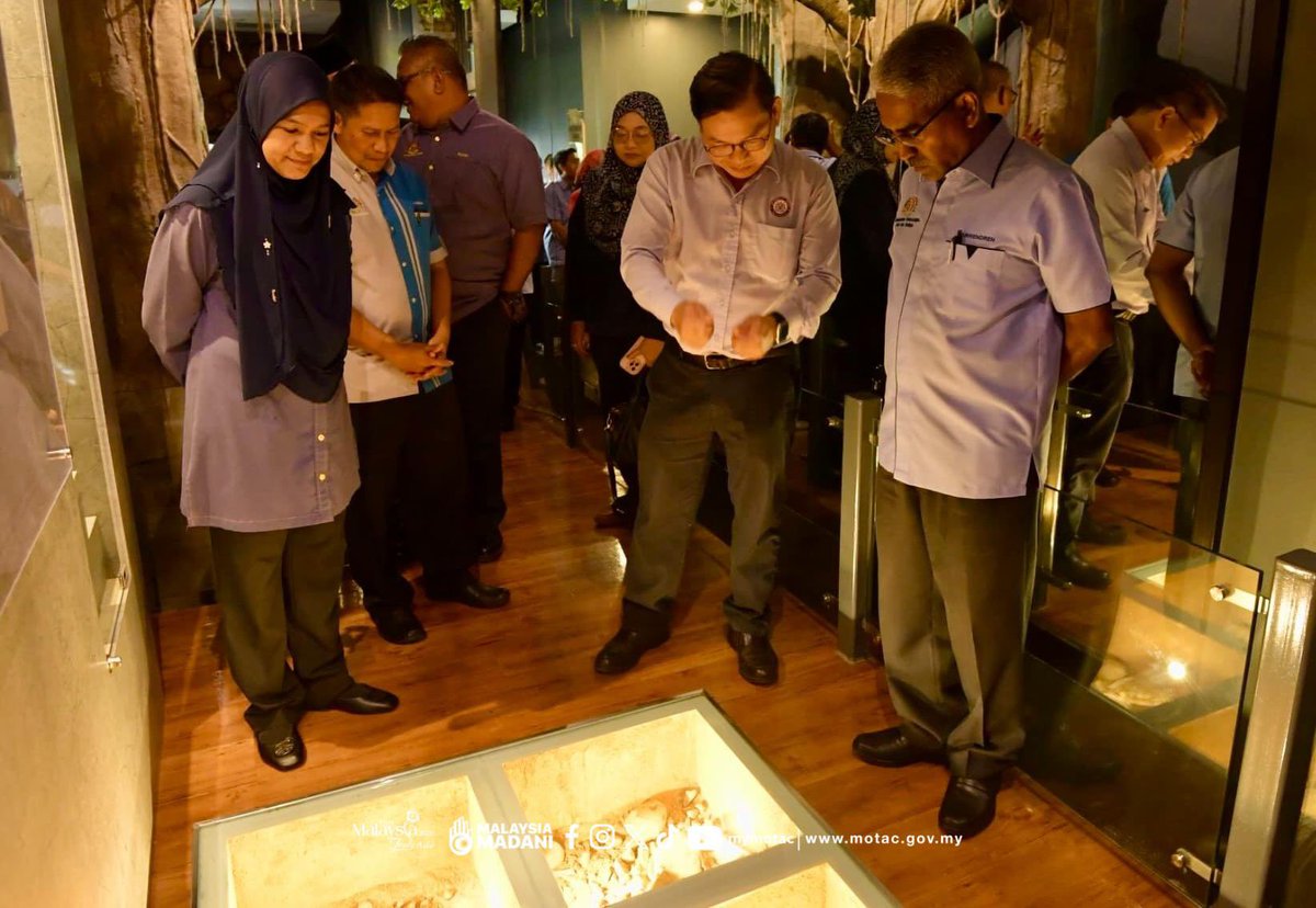 Majlis Penyerahan Projek Naik Taraf Galeri Arkeologi Lembah Lenggong, Perak (Fasa 2)

Klik facebook.com/share/p/1HvvbY…

#MyMOTAC #TaatSetia
#MySeniBudaya
#MalaysiaTrulyAsia #VM2026
#RancakkanMADANI #MADANIBekerja
#MalaysiaMADANI