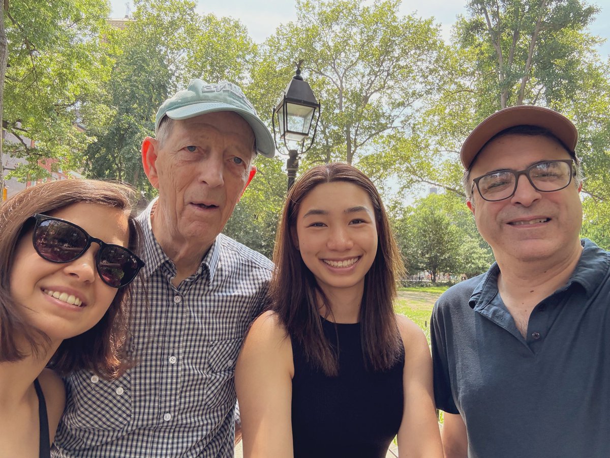 lilianbuilds's tweet image. .@bethgenewang wanted to talk to some strangers, so we did that
> ran into this gentleman who moved to Manila in the 70s to open 3 pizza restaurants
> a NYTimes photographer shooting a piece about shadows in the city
> an old couple who just went viral on TikTok
> someone…