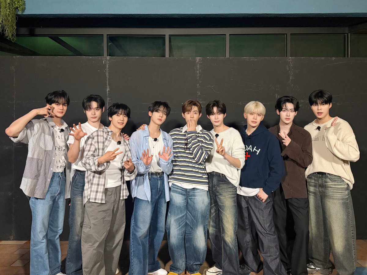 zbw9n's tweet image. this is how they should take their group pictures SEE HOW EVERYBODY IS SEEN LIFE IS GOOD