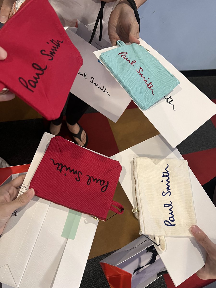 ひびき君とかなめんのお誕生日プレゼント選んでたらカラー展開神すぎるポーチ売られてて思わず自分たちの分まで買っちゃった！おそろっち🥰