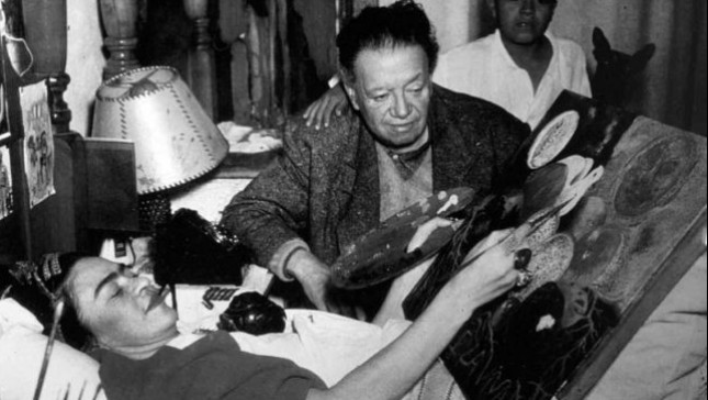 ConsulMexTeu's tweet image. 🖌️ “Nunca pinto sueños o pesadillas. Pinto mi propia realidad.”
Frida Kahlo integró lo autobiográfico como elemento central de su obra, contribuyendo a la consolidación de una estética moderna con raíz mexicana.
#FridaKahlo #Natalicio #ArteMexicano