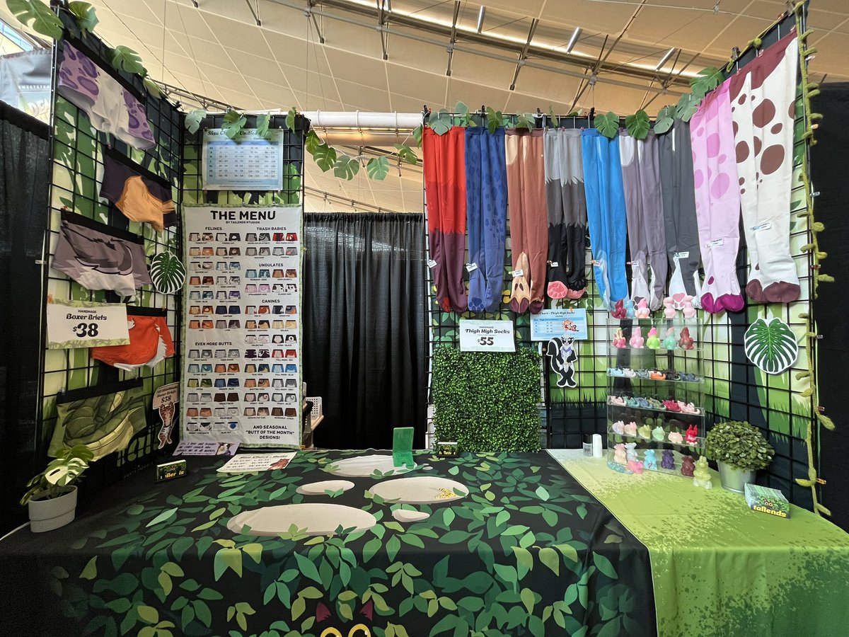 tail_ends's tweet image. WE&apos;RE AT ANTHROCON YAY YEAH YIPPEE!!!!

Leftmost wall @ B01 !!!