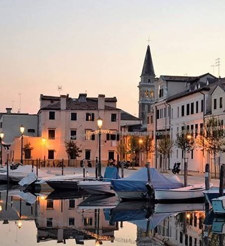 ✨ Il BORGO di #Malamocco illuminato dalle lanterne❗️

✅ Uno dei luoghi più belli della #Laguna il 5 e 25 luglio sarà ammantato da un'ATMOSFERA tutta particolare grazie a "Malamocco in Luce", manifestazione giunta alla sua QUARTA EDIZIONE.