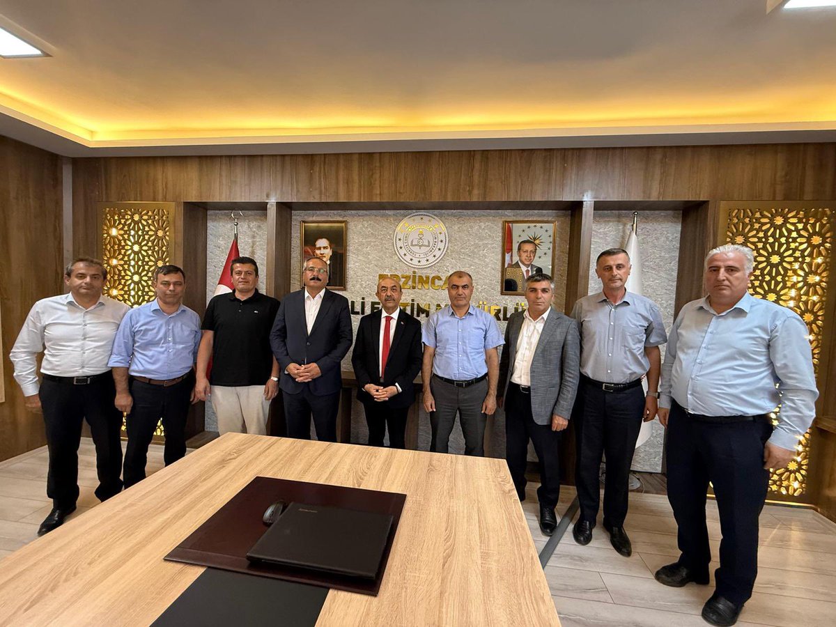 İl Millî Eğitim Müdürümüz Sn. Hacı Ömer Kartal, Şube Müdürleri rotasyonu kapsamında görev yerleri değişen İl Millî Eğitim Şube Müdürlerimiz Sn. Fikret Ayaz, Sn. Murat Karakurt ve Sn. Abdulvahap Terece’ ye teşekkür plaketi vererek yeni görevlerinde başarılar diledi.