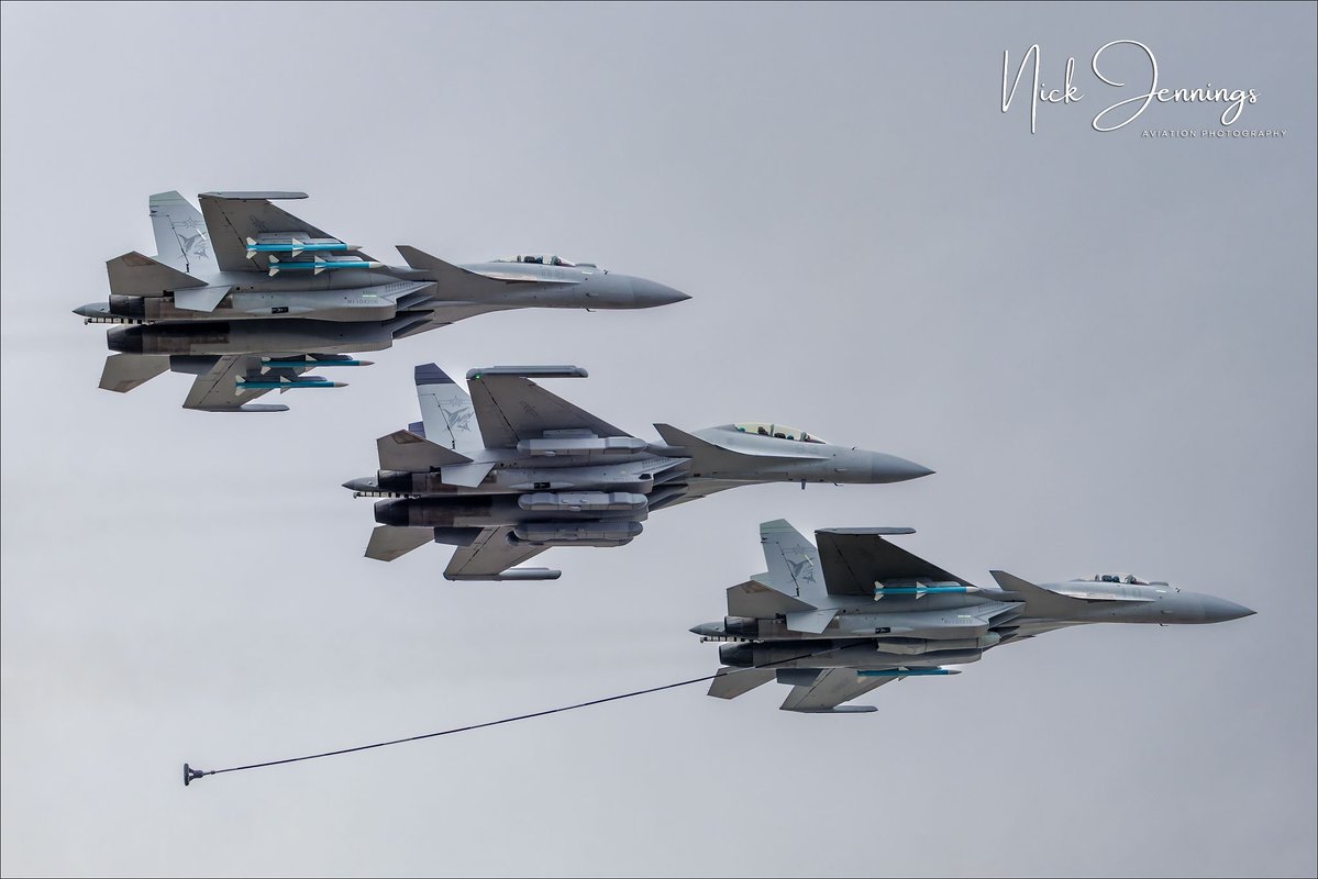 darealnjennings's tweet image. A trio of Chinese Navy (PLAN) J-15 Feishas. The centre aircraft is the electronic warfare J-15D and it's flanked by a pair of J-15T fighters, one of which is equipped with a 'buddy' refueling pod.