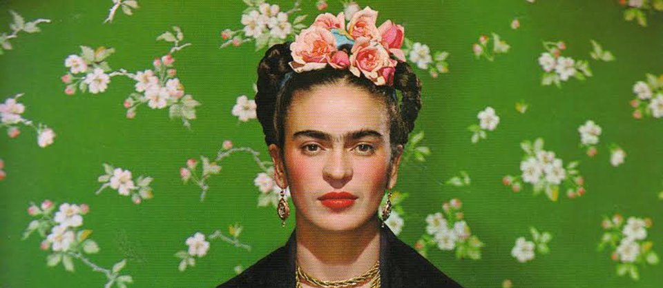 ConsulMexTeu's tweet image. 🖼️ Frida Kahlo desarrolló un lenguaje pictórico único que entrelaza elementos del surrealismo, el realismo mágico y el arte popular mexicano.
Su obra es estudiada en las principales academias de arte del mundo.
#FridaKahlo #Natalicio #ArteMexicano