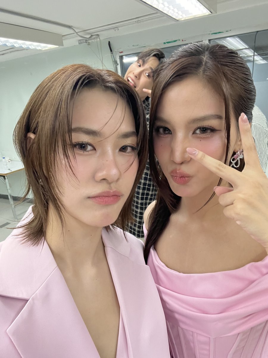 ขอบคุณทุกคนที่มาหาพวกเราวันนี้นะค้า💖_💖

#LOrealGlycolicPeelxEmiBonnie