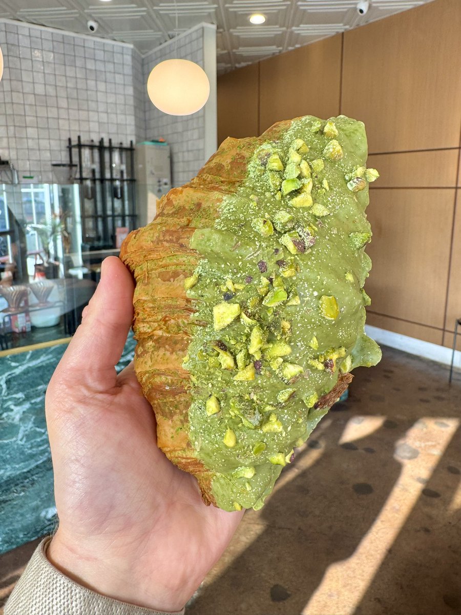 Had the Matcha Cloud 9 and matcha croissant at In-Sit Coffee in Costa Mesa this morning. Both were a 10/10. The best matcha I’ve found in Orange County so far. 🍵