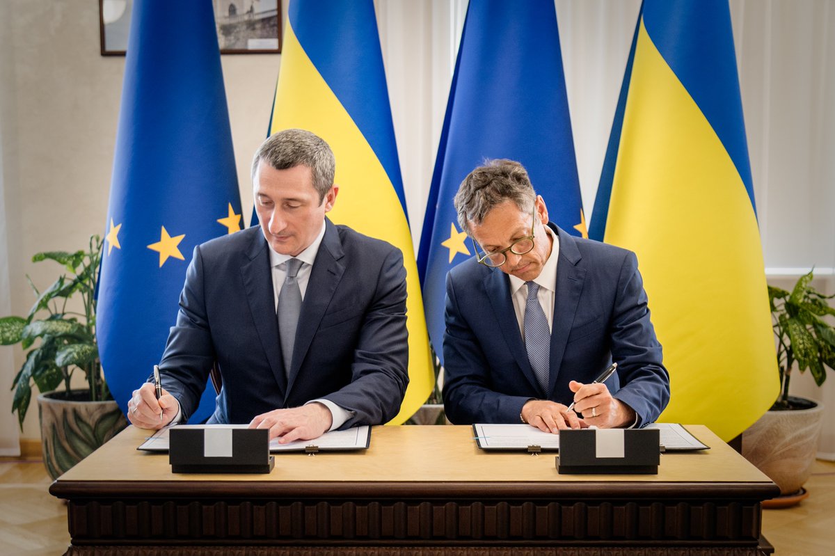 Міністерство національної єдності України (@unity_gov_ua) on Twitter photo 🇺🇦🇺🇳 Міннац’єдності та Міжнародна організація з міграції <a href="/IOMUkraine/">IOM Ukraine</a> підписали Меморандум про співробітництво
Про це повідомив Віцепрем’єр-міністр — Міністр національної єдності України Олексій Чернишов <a href="/UAChernyshov/">Oleksiy Chernyshov</a>.
👉 Докладніше за посиланням: cutt.ly/vrYafLkv 🇺🇦🇺🇳 Міннац’єдності та Міжнародна організація з міграції <a href="/IOMUkraine/">IOM Ukraine</a> підписали Меморандум про співробітництво
Про це повідомив Віцепрем’єр-міністр — Міністр національної єдності України Олексій Чернишов <a href="/UAChernyshov/">Oleksiy Chernyshov</a>.
👉 Докладніше за посиланням: cutt.ly/vrYafLkv