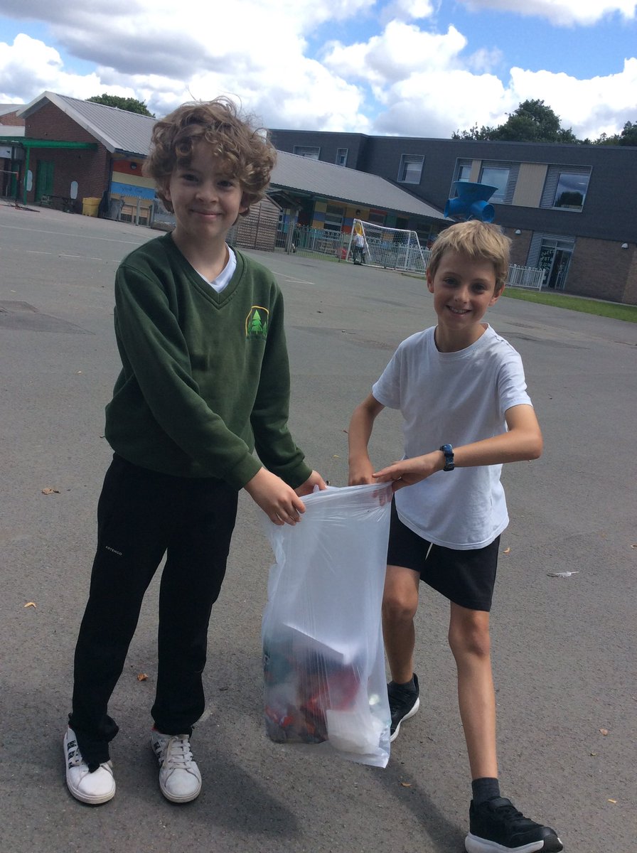 firsprimarysale's tweet image. #Y4Rowan did a fantastic time as #GreenGiants this week! Well done for helping to keep our school looking clean and tidy 🚮🌳🗑️