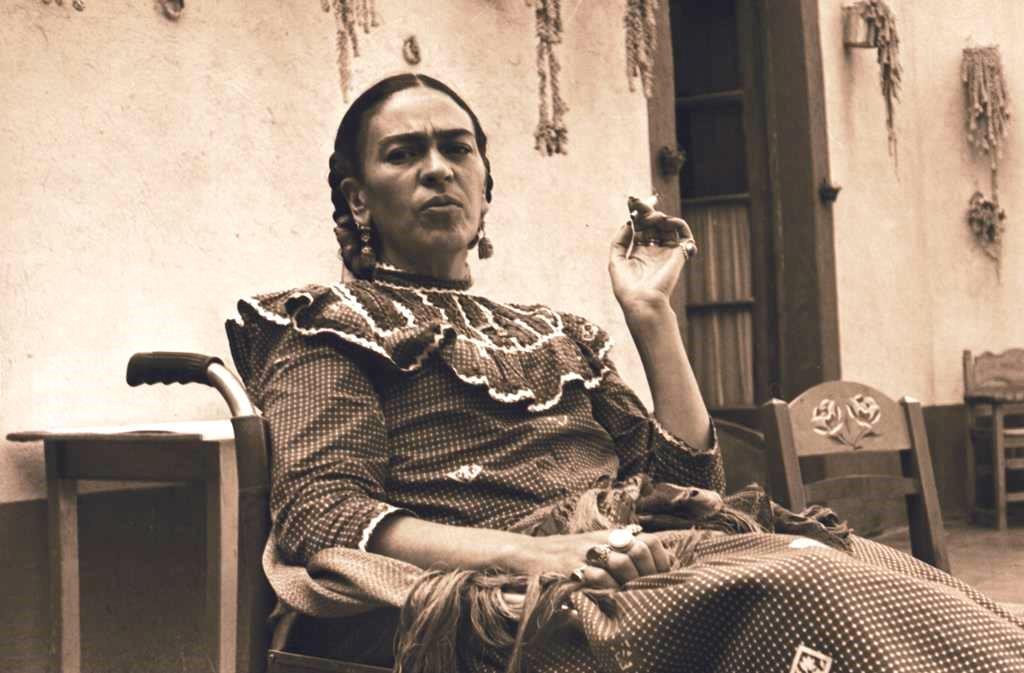 ConsulMexTeu's tweet image. 📖 “Pies, ¿para qué los quiero si tengo alas para volar?”
Esta frase, atribuida a Frida Kahlo, resume la capacidad de la artista para sublimar la experiencia del sufrimiento a través del arte.
#FridaKahlo #Natalicio #PlásticaMexicana