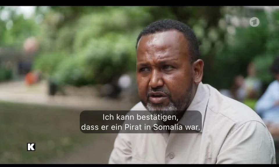 mandela204's tweet image. Weriye jamal waxaa lagu xidhay Garowe iyadoo lagu eedeeyey inuu Argagixisadda xidhiidh dhow la leeyahay bishii February ee sannadkii hore isna waa aarsaday oo kii xadhigiisa ka danbeeyey ayuu dacweeyey oo cadeeyey inuu budhcad badeed ahaa 
Xiyaartu 1 :1 ilaa hadda.